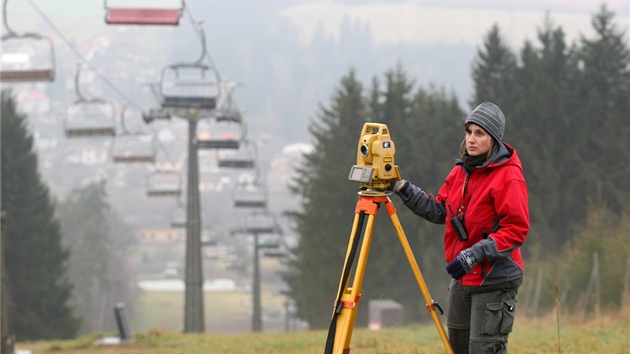 Na sjezdovce bylo kvli lanovce teba provst geodetick zamen. 