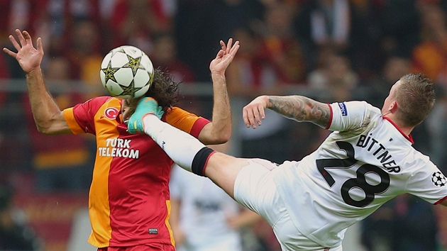 Buttner z Manchesteru pedvd fotbalov karate proti Altintopovi z Galatasaraye