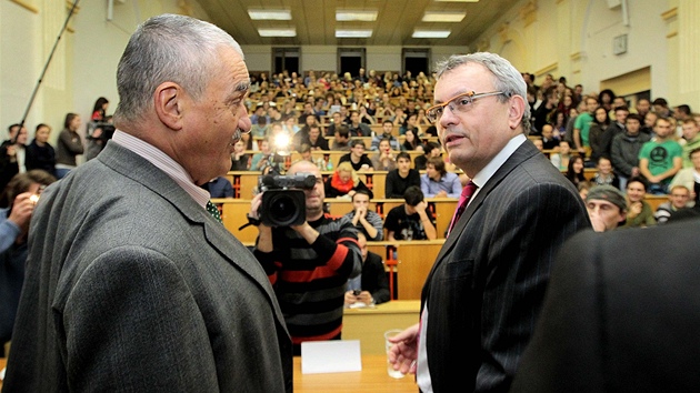 Diskuse s kandidty na post prezidenta R v Plzni. Karel Schwarzenberg a Vladimr Dlouh.