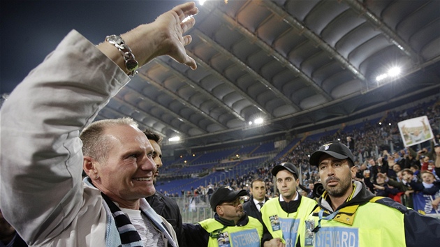 Bval fotbalista Paul Gascoigne zdrav fanouky pi zpasu Lazio m - Tottenham.