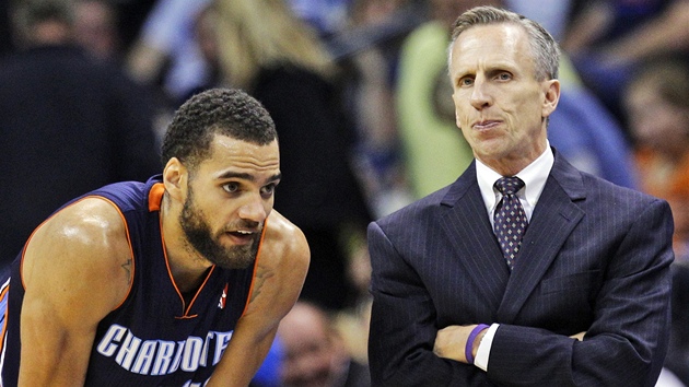 Jeff Taylor z Charlotte Bobcats a jeho trenr Mike Dunlop.