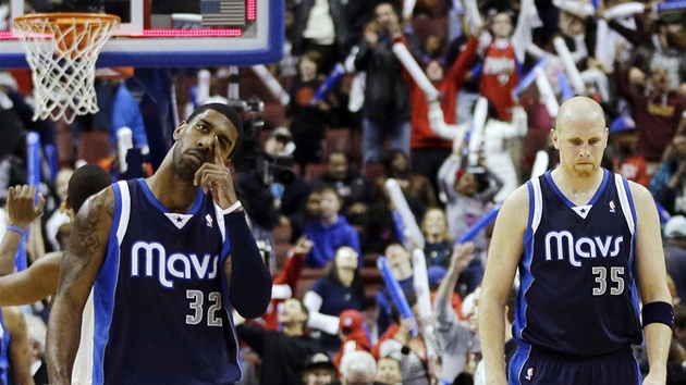 O. J. Mayo (32), Chris Kaman (35) a dal hri Dallasu zklaman po tsn porce s Philadelphi.