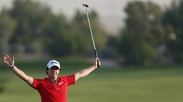 MISTR. Rory McIlroy se raduje z vtzstv na turnaji v Dubaji.  
