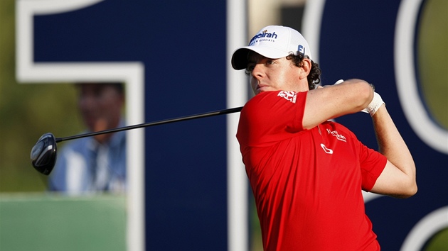 VIH. Rory McIlroy odpaluje m v zvrenm kole turnaje v Dubaji.  