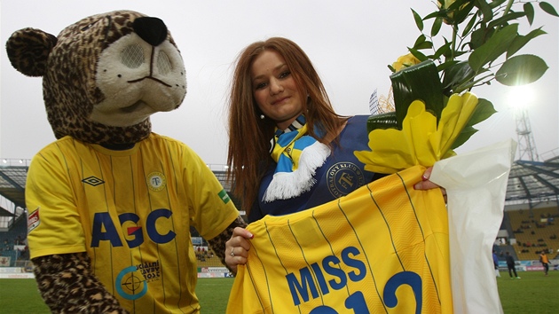 MISS TEPLICE. Ped soubojem Teplic s Brnem se na trvnku pedvedla vtzka soute krsy. 