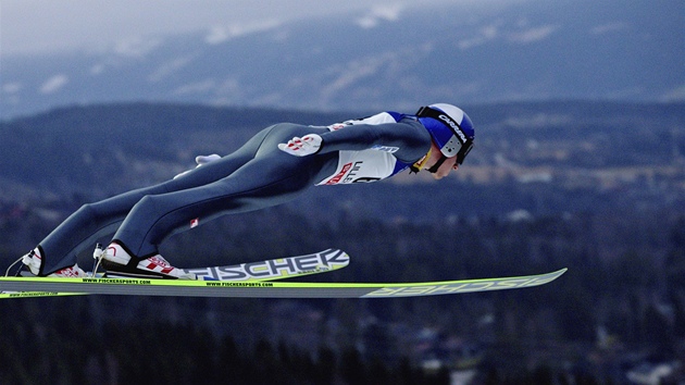 V OBLACCH. Rakuan Gregor Schlierenzauer si let pro vtzstv na velkm mstku v Lillehammeru. 