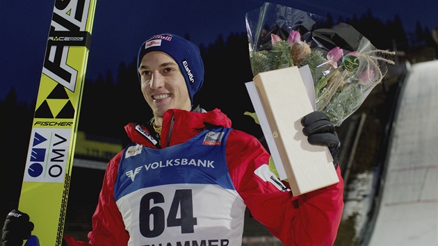 VTZ. Gregor Schlierenzauer slav vtzstv v zvod na velkm mstku v Lillehammeru. 