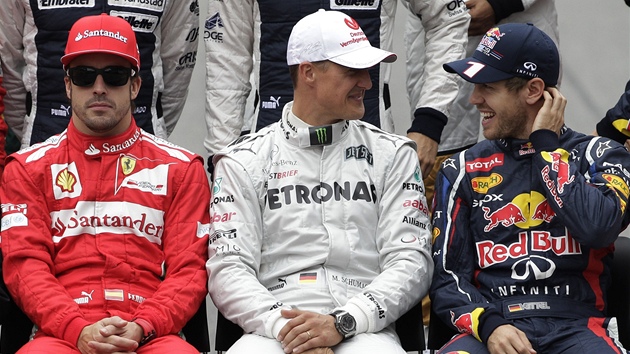 NEDOTKNUTELN. Tihle ti byli v Brazlii ve stedu pozornosti. panla Fernanda Alonsa (vlevo) a Nmce Sebastiana Vettela (vpravo) ekal souboj o titul mistra svta. Michael Schumacher si mezi nimi chtl ut posledn zvod kariry. 