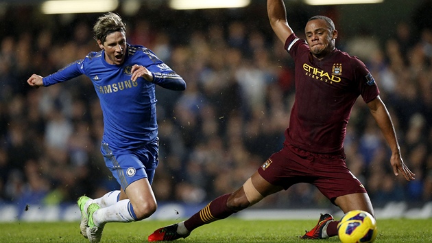 POSLEDN TAEN. Fernando Torres bojuje pad na trvnk stejn jako Vincent Kompany z Manchesteru City. 