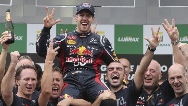 NA RAMENOU. Sebastian Vettel si u uv mistrovsk oslavy. 