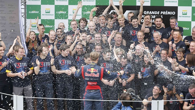 DIRIGENT. Sebastian Vettel slav titul mistra svta formule 1. 