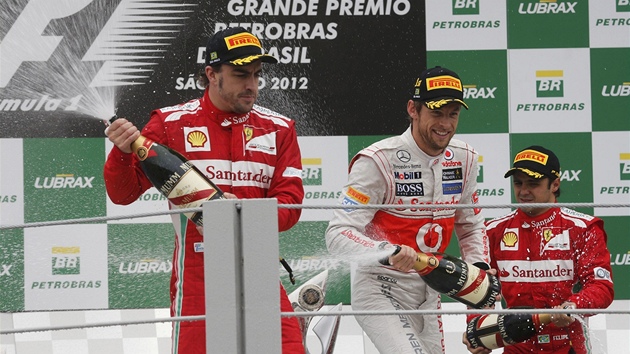 SMUTN STUPN. Zleva Fernando Alonso, Jason Button a Felippe Massa slav na stupnch vtz po Velk cen Brazlie. Titul mistra svta vak nezskal ani jeden z nich. 