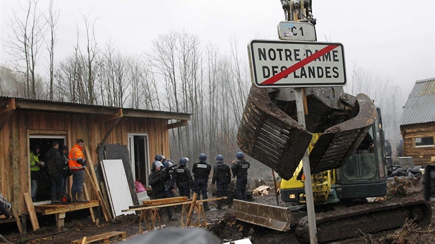 Francouzsk policie zasahuje proti odprcm stavby letit u Nantes.