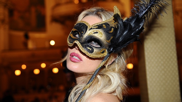 Masquerade 2012: Simona Krainov byla ve dvoj masce k nepoznn. 