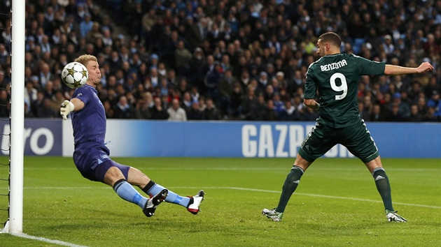 LET DO ST. Hlavika Karima Benzemy prv pekonv branke Joea Harta a posl Real Madrid na stadionu Manchesteru City do veden 1:0. 