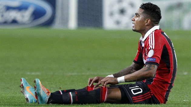 TAKY JSI VIDL TEN FAUL? Kevin-Prince Boateng z AC Miln bhem zpasu s Anderlechtem.