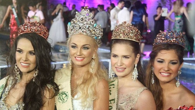Tereza Fajksov (druh zleva) zskala titul Miss Earth 2012 (Manila, 24. listopadu 2012).