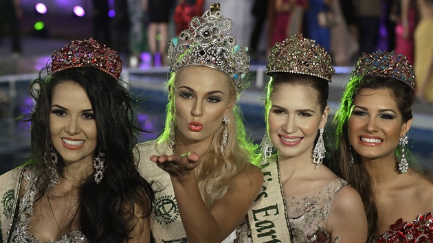 Tereza Fajksov (druh zleva) zskala titul Miss Earth 2012 (Manila, 24. listopadu 2012).