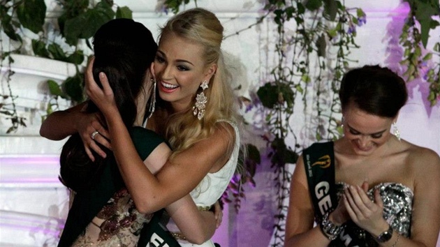 Češka Tereza Fajksová ve filipínské Manile získala titul Miss Earth 2012.