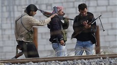 Pohled z Turecka. Bojovníci Syrské osvobozenecké amrády v píhraniním mst