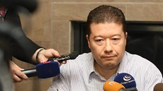 Tomio Okamura při tiskovce v Luhačovicích (23. listopadu 2012). Tomio Okamura při tiskovce v Luhačovicích (23. listopadu 2012).
