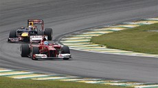 Fernando Alonso z Ferrari projídí zatáku bhem tetího meného tréninku ped