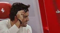 V DOBR NÁLAD. Fernando Alonso z Ferrari se usmívá ped zaátkem tréninku ped