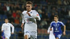 TREFIL SE. Milan Kerbr ze Slovácka otevel skóre v zápase s Olomoucí.