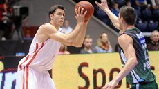 POJĎ SI PRO NĚJ. Nymburský basketbalista Petr Benda (vlevo) čaruje s míčem před POJĎ SI PRO NĚJ. Nymburský basketbalista Petr Benda (vlevo) čaruje s míčem před