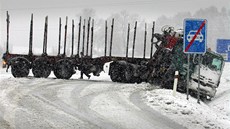 Řidičům první sníh komplikoval život, zejména těm v kamonech. Jeden z nich Řidičům první sníh komplikoval život, zejména těm v kamonech. Jeden z nich