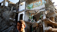 Palestinský chlapec prochází kolem domu v Gaze, který byl znien pi izraelském