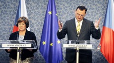 Premiér Petr Nečas a ministryně práce a sociálních věcí Ludmila Müllerová při Premiér Petr Nečas a ministryně práce a sociálních věcí Ludmila Müllerová při