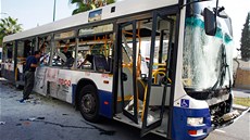 Výbuch náloe v autobusu v centru Tel Avivu zranil 15 lidí. (21. listopadu