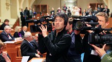Japonský kameraman toí erstv zvoleného senátora Tomia Okamuru. (21.