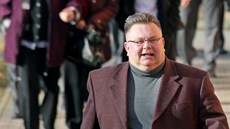 Sociální demokrat Miroslav Váňa (vlevo) přichází na volební konferenci strany v... Sociální demokrat Miroslav Váňa (vlevo) přichází na volební konferenci strany v...