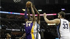 SÁM PROTI VŠEM. Kobe Bryant (24) z Los Angeles Lakers byl nejlepším střelcem SÁM PROTI VŠEM. Kobe Bryant (24) z Los Angeles Lakers byl nejlepším střelcem