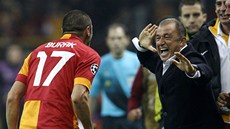 Burak Yilmaz z Galatasaraye práv vstelil gól Manchesteru a svou trefu slaví s