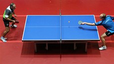 U STOLU. Stolní tenista Petr Korbel v utkání s Jaromírem Zlámalem. U STOLU. Stolní tenista Petr Korbel v utkání s Jaromírem Zlámalem.
