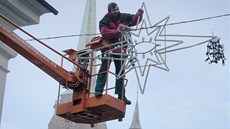 Technici už v ulicích Plzně instalují vánoční světelnou výzdobu. Technici už v ulicích Plzně instalují vánoční světelnou výzdobu.