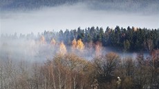 Tak vypadá inverzní oblanost na Pancíi. Vrcholky umavských hor jsou ozáeny sluncem, ale pod píkrovem mrak je zataeno a mlhavo.