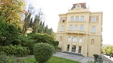 Budova na karlovarském nábřeží Jana Palacha, kde sídlí Střední odborná škola Budova na karlovarském nábřeží Jana Palacha, kde sídlí Střední odborná škola