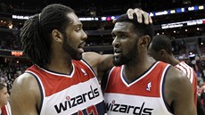 VYHRÁLI JSME. Washingtonští basketbalisté Nené (vlevo) a Chris Singleton slaví VYHRÁLI JSME. Washingtonští basketbalisté Nené (vlevo) a Chris Singleton slaví