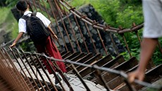 Devná lávka poloená na akvaduktu spojuje vesnice Suro a Plempungan na...