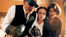 Jiří Kodet, Kristýna Nováková a Emília Vášáryová ve filmu Pelíšky (1999) Jiří Kodet, Kristýna Nováková a Emília Vášáryová ve filmu Pelíšky (1999)