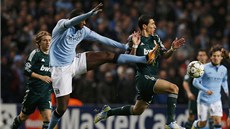 STOP ZA KADOU CENU. Yaya Touré z Manchesteru City (vlevo) se snaí zastavit