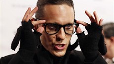 Jared Leto depilované oboí maskuje brýlemi (26. listopadu 2012).