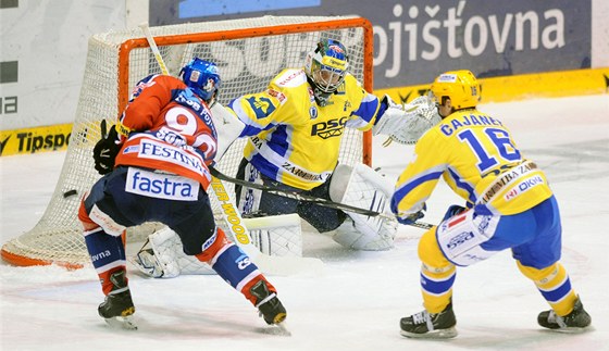 Zlínského brankáe Luboe Horiku ohrouje pardubický Radovan Somík, kterému