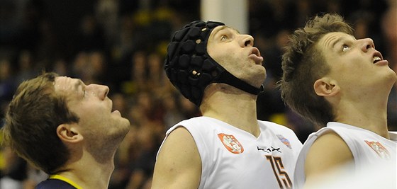 Dínský basketbalista Jakub Houka ve speciální helm, na doskoku v duelu s