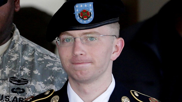 Americk vojn Bradley Manning pijd k soudu na zkladn Fort Meade (30. listopadu 2012).