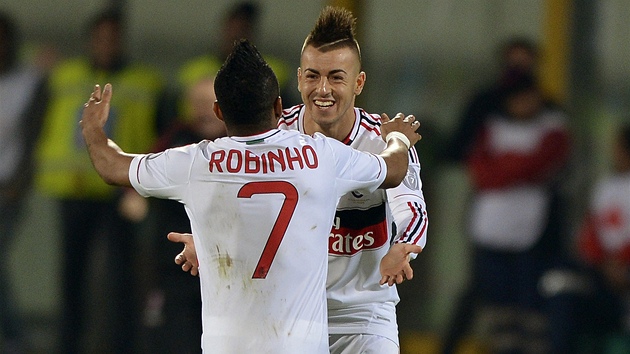 Ofenzivn tahouni AC Miln El Shaarawy a Robinho oslavuj branku do st Catanie.